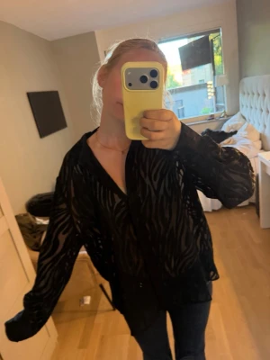 Fin fest skjorta - Säljer en jätte fin svart lite genomskinlig skjorta, jättefin att ha på en fest eller middag!🥰, hör av er vid frågor eller prisförslag!
