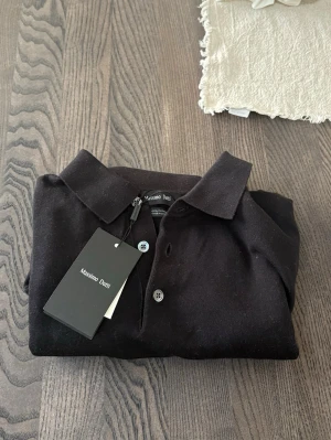 Svart pikétröja från Massimo Dutti - Säljer en helt oanvänd piké från Massimo Dutti. Storlek M och sitter true to size. 
