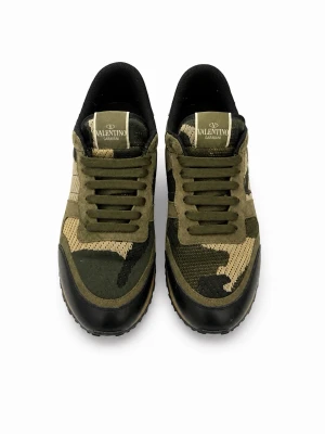 Valentino rockrunners - Snygga sneakers från Valentino Garavani med militärgrönt camomönster, svarta detaljer och gummisula. Ovandelen är i textil och mocka, med klassisk snörning och logga på plösen. Perfekta för dig som vill sticka ut med en cool grisch stil