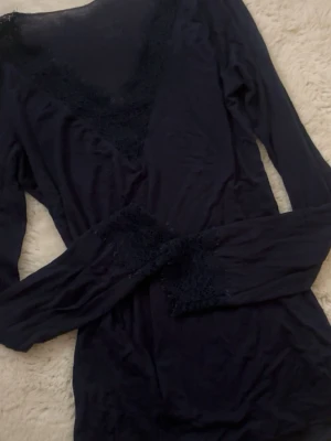 Intimissimi tröja  - Säljer denna marinblåa intimissimi tröja med spets kant. Tröjan har endast några hål nertill på ärmarna/ vid händerna. Skriv om ni undrar nått!!💘💘