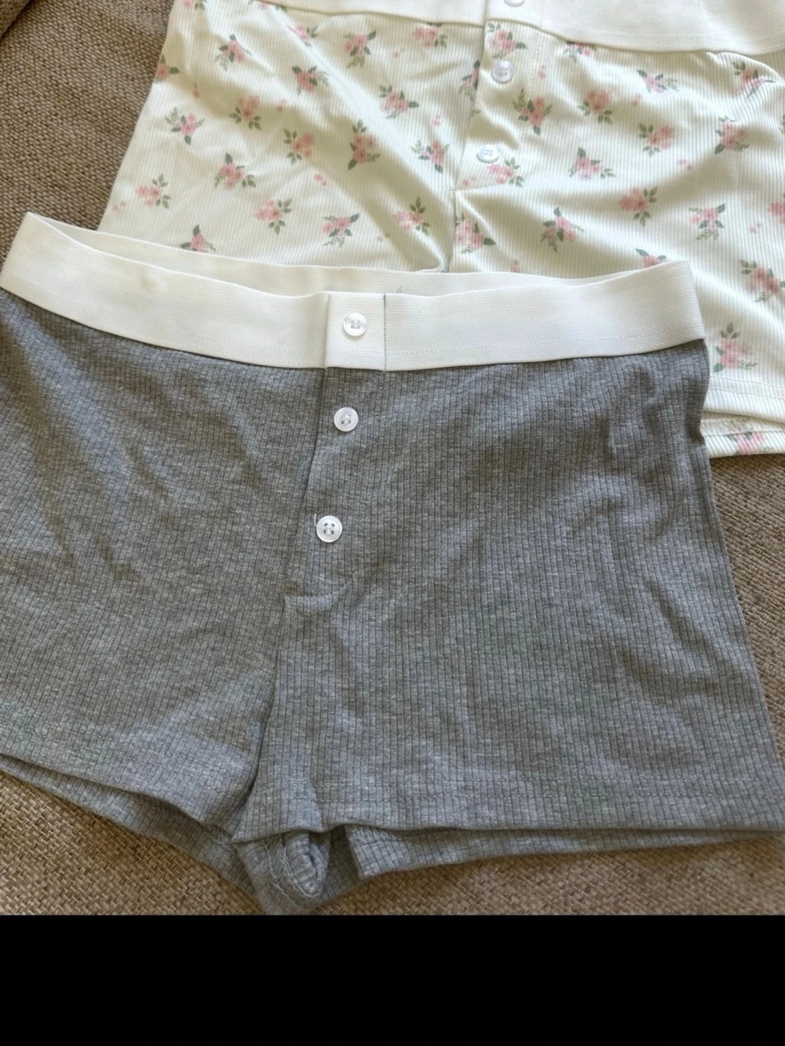 Grå pyjamasshorts med knappar