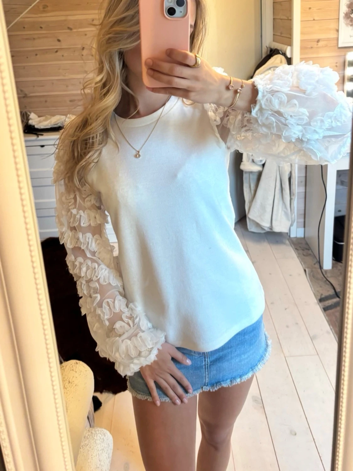 Vit blus med transparenta blommiga ärmar - 2