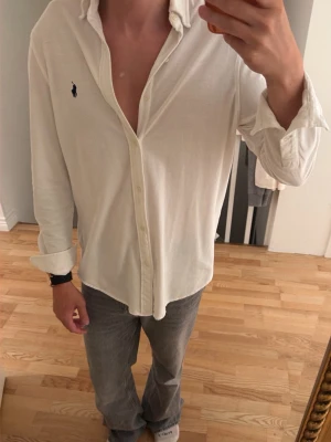 Ralph Lauren - Ralph Lauren skjorta, helt ny size L och den nypris kostade 1950kr och nu får ni den för ett galet pris.