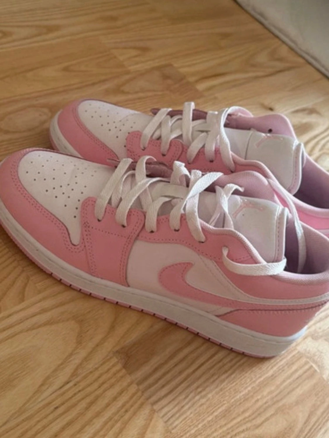 Rosa och vita låga sneakers - 1