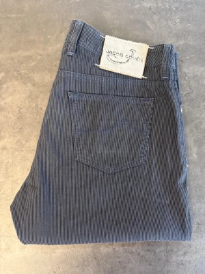 Jacob Cohën Type 688 Jeans, stl 35 - Snygga blå jeans med smala ränder och klassisk femficksmodell. Byxorna är gjorda i Bomull. Perfekta för dig som vill ha en stilren men ändå chill look. NYPRIS: 5500kr