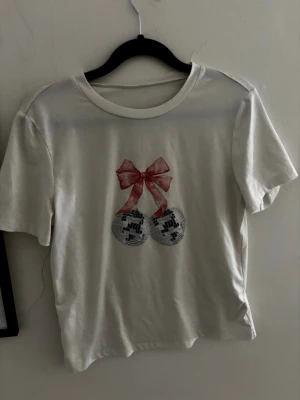 Vit t-shirt med discokulor och rosett - Skriv om ni undrar nått!💕