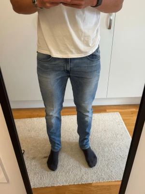 Replay Anbass - Säljer dessa replay jeans då jag upplever att de blivit något tighta för mig. I bra skick bortsett från ett litet/början av ett hål. Storlek 33