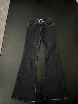 Mörkblå jeans bootcut Lågmidjade  - Jätte jätte snygga jeans som tyvärr blivit för små. Tip topp skick i storlek 32. Populära och svåra att få tag på. 💕