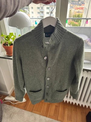 Alan Paine cardigan  - Super eftertraktad Alan Paine cardigan i storlek 46/S. Inga defekter och koftan är gjord i 100% lammull. Nypris 2499 men helt slutsåld överallt! Bara skriva vid funderingar!