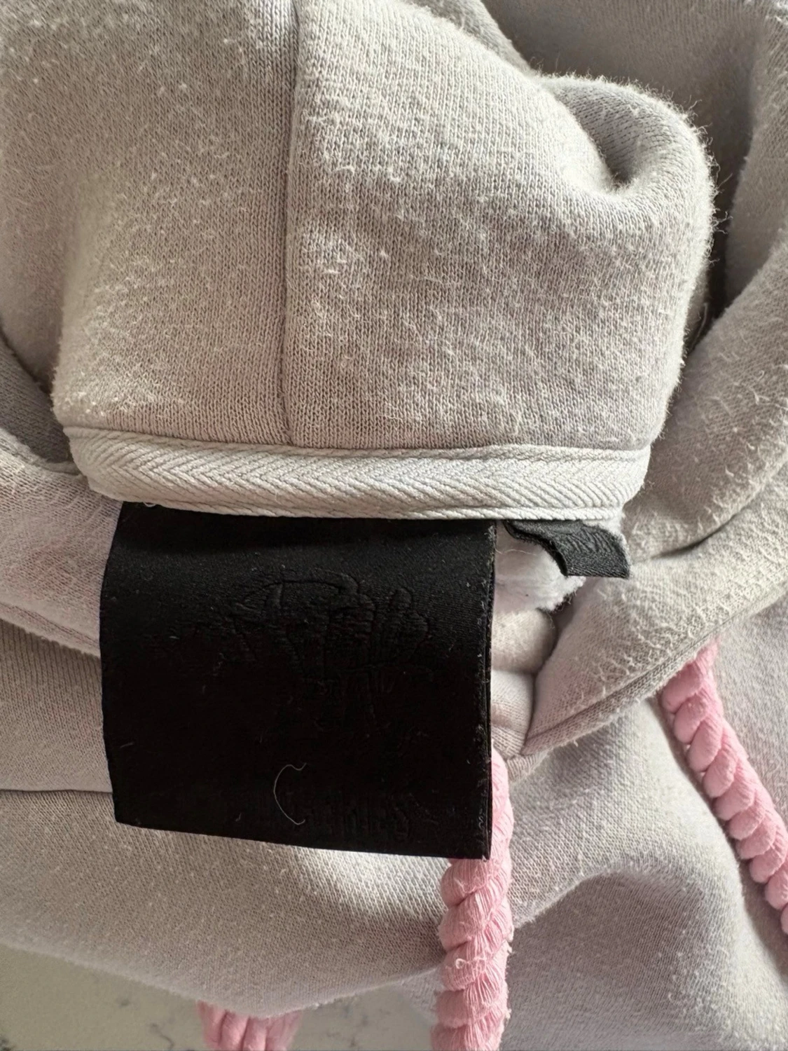 Ljusgrå hoodie med rosa detaljer - 2