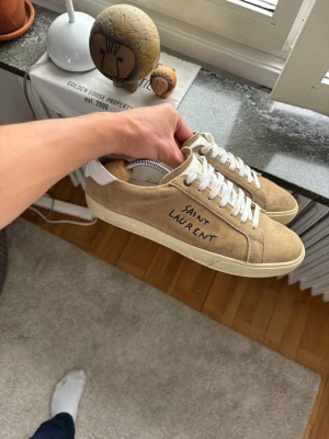 Saint Laurent 06 - Super feta Saint Laurent i storlek 41. Allt og ingår. Skorna produceras inte längre! Minimal defekt på mockan men inget man tänker på! Skriv vid frågor osv