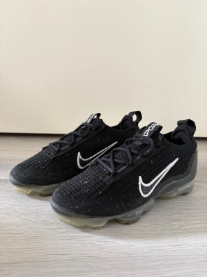 Nike sneakers - NIKE AIR VAPORMAX 2021 FK Malli: DC4112-002 Koko: 36,5 Ovh: 200€  Kengät juuri pesty.