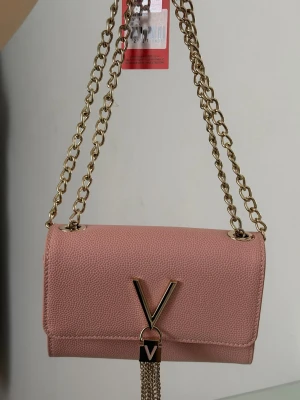 Rosa valentino väska med guldkedja - Helt ny oanvänd valentino väska med prislapp kvar på. Dustbag tillkommer. 
