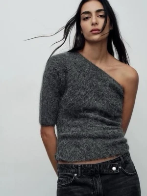 Mörkgrå oneshoulder topp från Zara - Säljer denna populära zara tröjan som utgått, den är one shoulder i 59% alpacka så den behöver handtvättas. Den är i jätte fint skick och använd endast 1 gång💓