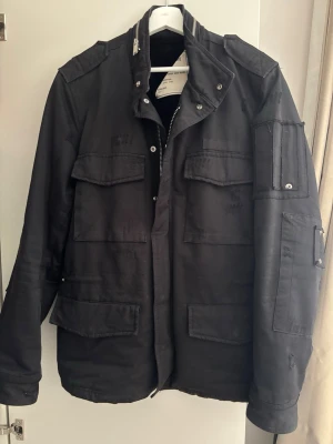 Zadig & Voltaire jacka  - Säljer denna sjukt feta Zadig field jackan, passar perfekt till lite kyligare dagar. 