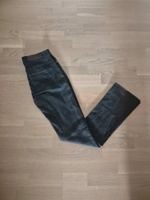Tiger of Sweden Jeans - Säljer nu dessa jeans från 'Tiger of Sweden'  som kostar 1399 nya men jag säljer mina för 299!|Färg Svart|W28|L32|Mycket bra skick|Model Skogsberg re-black|Knappt använda|Om du har några frågor eller funderingar kring jeansen skriv till mig!😁