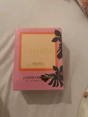 Olympea Flora parfym från Paco Rabanne - Olympea Flora Eau de Parfum Intense från Paco Rabanne. 30 ml helt ny oöppnad köpt för 940kr
