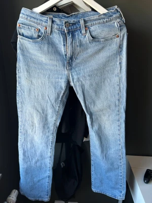 Bootcut Levi’s 527 - Levi’s 527 slim bootcut i w30 l30. Trevliga jeans och bekväma att ha på sig. Inga defekter nästan helt nya. Kontakta ifall ni har frågor❤️