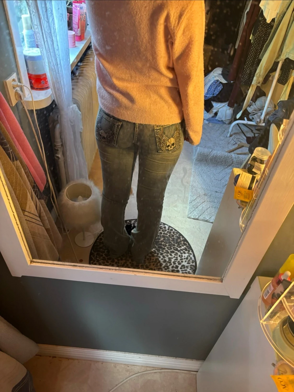 Blå bootcut jeans med broderade fickor