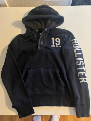 Hollister California hoodie cardigan (sällsynt) - Riktigt snygg och eftertraktad Hollister California surf hoodie/cardigan fint skick inga fel storlek S kan ta mått vid behov. Endast 435kr ej hugget i sten kom gärna med frågor och prisförslag har även mycket mer liknande i min profil alla storlekar kolla gärna stor rabatt vid köp av flera 😁✌️