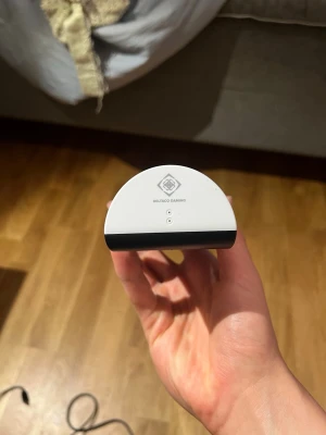 Deltaco Gaming laddstation vit - Säljer en vit laddstation från Deltaco Gaming för handkontroller. Snygg och stilren design i plast med plats för två kontroller samtidigt. Perfekt för att hålla dina kontroller laddade och redo för spelkvällar.