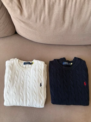 Ralph lauren stickad sweatshirt - Två sköna stickade Ralph lauren sweatshirt✨           Båda i storlek M, mycket bra skick 8/10