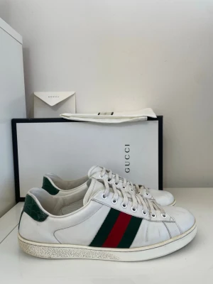 Gucci Ace Skor  - Säljer nu dessa Gucci Ace Skor i uk 8,5 som motsvarar 42,5 där endast skorna tillkommer, överlag fint skick utan några utmärkande defekter, skriv för fler bilder/frågor🙌🏼