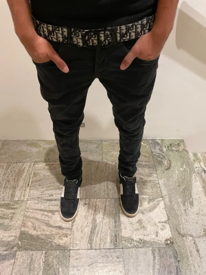 Dondup George jeans - Säljer ett par svarta Dondup jeans, modell George. Nypris ca 2699, modellen är 177 och väger ca 61 kg och har på sig storlek 30.