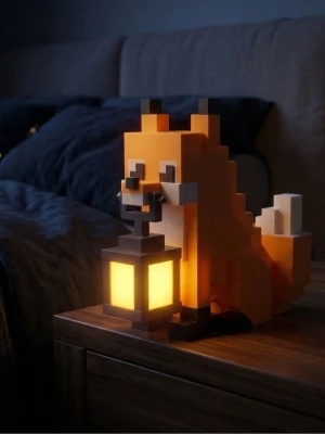 Minecraft räv-lampa med lykta - Säljer en cool lampa formad som en räv från Minecraft som håller i en lysande lykta. Lampan är orange, vit och svart med pixel-design och passar perfekt som dekoration eller nattlampa för alla som gillar gaming och Minecraft.