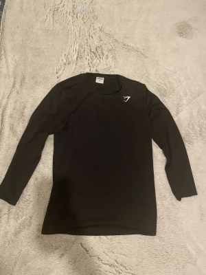 Long sleeve träningströja Gymshark! - Säljer en svart långärmad träningströja från Gymshark. Den är helt ny och knappt använd! Storlek är i M och säljer då den är stor! Skriv vid frågor eller pris! 😁