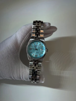 Seiko Mod Land-Dweller – Turquoise Blue Dial (39,5 mm) - Nybyggd Seiko Mod Land-Dweller med turkos dial, NH35 automatiskt urverk, safirglas och boett/länk i rostfritt stål, 39.5mm