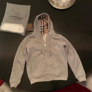 Burberry hoodie - Säljer nu min burberry hoodie som är knappt använd. Kom dm för frågor.
