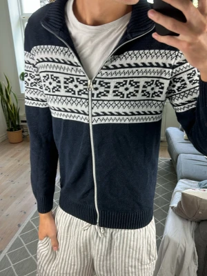 Mönsterstickad Zip Tröja  - Väldigt snygg och stilren! Mått: A:47 B:45 C:39 D:64 (cm) Skriv vid fundering 😇🙌