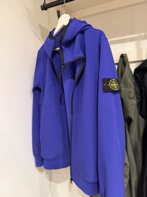 Blå Windbreaker från stone island  - Windbreaker I bra skick hör av er om ni vill ha fler bilder