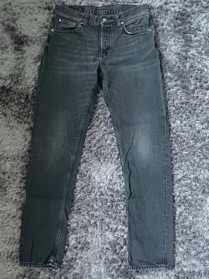 Nudie jeans svarta - Säljer ett par svarta nudie jeans i bra skick. Storlek W31 L34