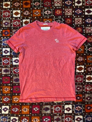 Unik Abercrombie & Fitch T-shirt  - Säljer en otroligt snygg och somrig T-shirt från A&F som är i grymt skick! Tröjan är i Storlek M men passar även S! Hör av dig vid frågor osv!