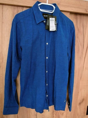 Blå linneskjorta – ny med lappar (S) - Säljer en helt ny linneskjorta från Jack & Jones / Only & Sons. Aldrig använd, lappar kvar. Perfekt till sommaren ☀️  Storlek: S Skick: Ny  💰 Pris: 120 kr 