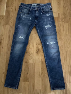 Blå replay jeans Anbass - slim fit  - Säljer dessa replay jeans eftersom dom är för små för mig, dom är väldigt stilrena och fina, skick 12/10 då jag endast haft dom i 2 månader ungefär, skulle verkligen rekommendera. 