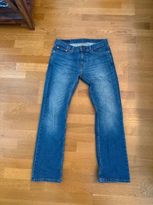 Levi's 527 blå jeans bootcut - Säljer ett par klassiska blå Levi's 527 jeans med bootcut passform.  Storlek 30/32