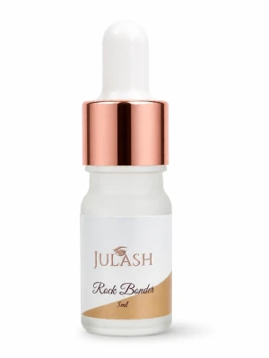 Julash Rock Bonder 5ml - Julash Rock Bonder är en liten flaska med 5ml bonder för fransförlängning. Kommer i en frostad glasflaska med vit och roséguldfärgad pipett. Perfekt för att förbättra hållbarheten på fransar.