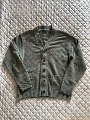 Uniqlo stickad cardigan - Säljer nu denna Uniqlo cardigan. | Fint skick, lite nopprig. | Storlek S. | Passar bra till vintern såsom sena sommarkvällar. | Grön fin färg. | Släng iväg en signal vid funderingar så svarar jag snabbt. | 