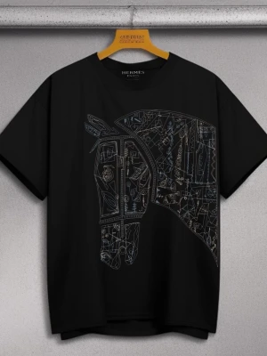Svart t-shirt med hästmotiv från Hermès - Svart t-shirt från Hermès med ett stort, detaljerat hästmotiv i tunna linjer på framsidan. Klassisk rund hals och korta ärmar. Perfekt för dig som gillar stilrena plagg med en unik twist.