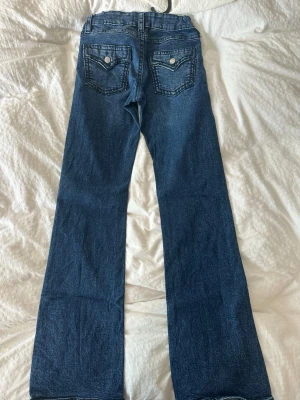 Mörkblå bootcut jeans  - Säljer ett par mörkblå bootcut jeans från Gina Tricot 