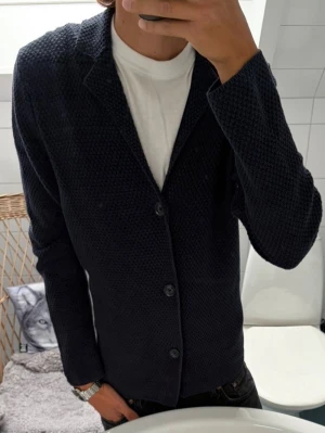 Tommy Hilfiger Stickad Blazer  - Tommy Hilfiger Stickad Blazer/Cardigan | Storlek: M | Passform: Normal Fit | Färg: Mörkblå | Skick: 9/10 Inga Defekter | Pris ej hugget i sten!