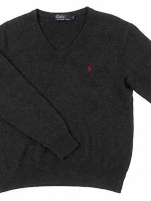 Ralph Lauren Mörkgrå Merinoulltröja - Mörkgrå stickad tröja från Polo Ralph Lauren med V-ringning och den klassiska röda logotypen broderad på bröstet. Tröjan har långa ärmar och ribbade muddar vid ärmslut och nederkant. Perfekt för en stilren och avslappnad look.