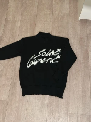 Svart stickad Saint Laurent tröja  - Svart stickad Saint Laurent tröja helt ny inte använd en ända gång bra skick och i storlek S 