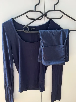 Marinblått sett  - Ett sett med ett par marinblå yoga pants och en långärmad i samma material💕 Tröjan har en slits nedtill i armen (som är en del av designen), den har även ett litet hål vid höger armhåla men det är inget som syns när man har på sig den🫶🏼 Tröjan är storlek S och byxorna är i barnstorlek 158/164