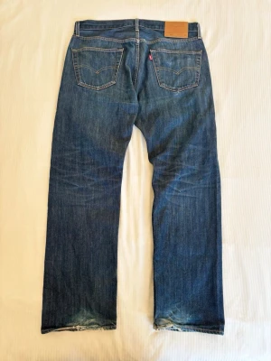 Vintage Levi’s 501 Jeans - Tjeennna!! Nu säljer jag mina 501 Levi’s jeans i storleken 34/30 men de sitter som 33/32😳jeansens passformen är straight regular och dens patina är helt sjukt🤩tveka inte på att skriva ifall du har frågor🥰