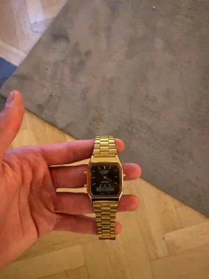 CASIO AQ-230 - Helt ny CASIO AQ-230 med Quartz urverk. ✅  Storlek: 30mm✅ rostfritt stål, svart urtavla med digitalt datum, analog och digital klockvisare och tidtagare.✅Vid fler frågor eller funderingar skicka gärna ett pm, Mvh