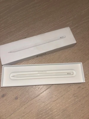 Apple Pencil (2nd generation) - Apple Pencil (2nd generation) i helvit färg, stilren och smal design. Perfekt för att rita, anteckna eller redigera på iPad. Kommer i originalförpackning och är tillverkad i plast med magnetisk sida för laddning och fastsättning.